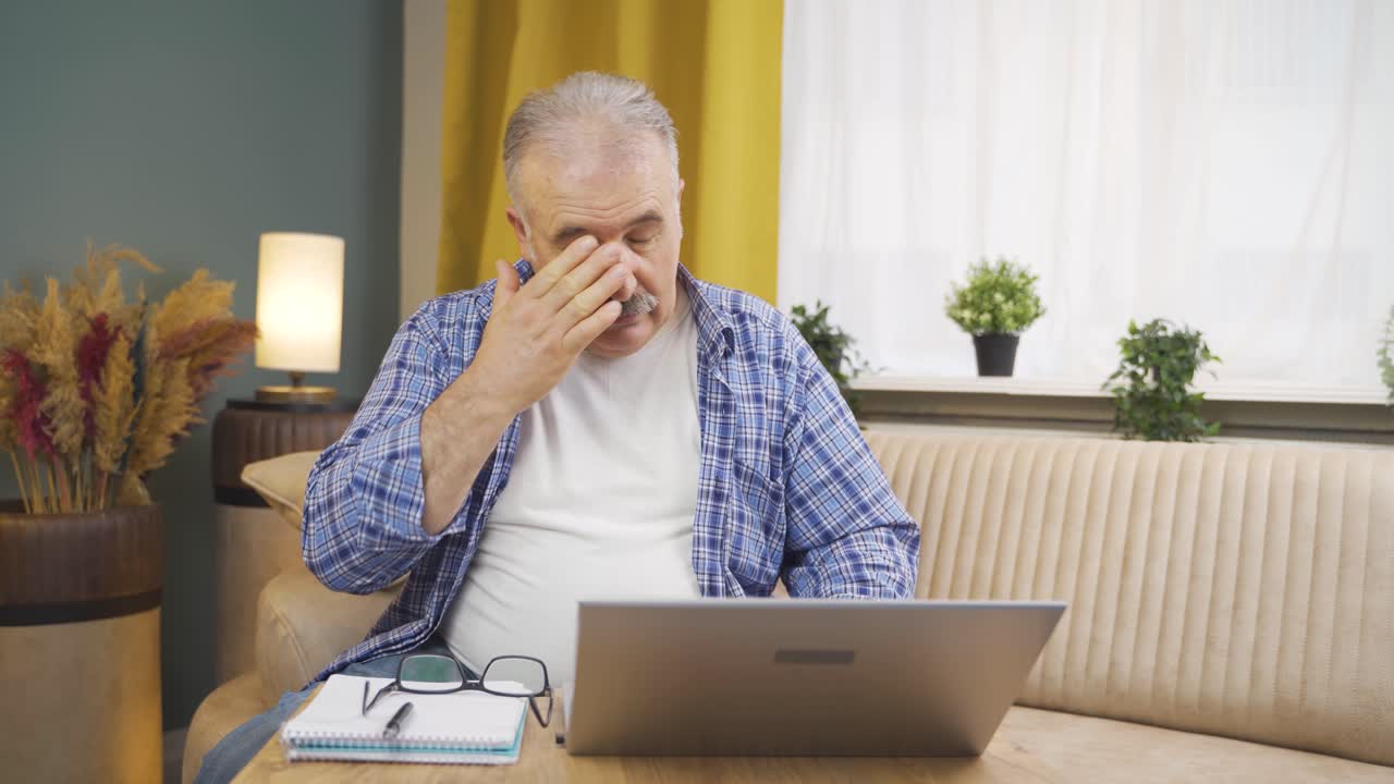 hombre de aspecto cansado.