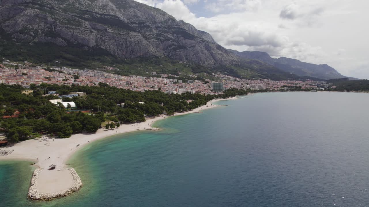 la costa de makarska con aguas claras, playas y montañas en croacia, vista aérea