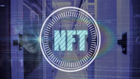animación de banner de texto nft, destello de lente arco iris y procesamiento de datos contra la sala de servidores de computadora.