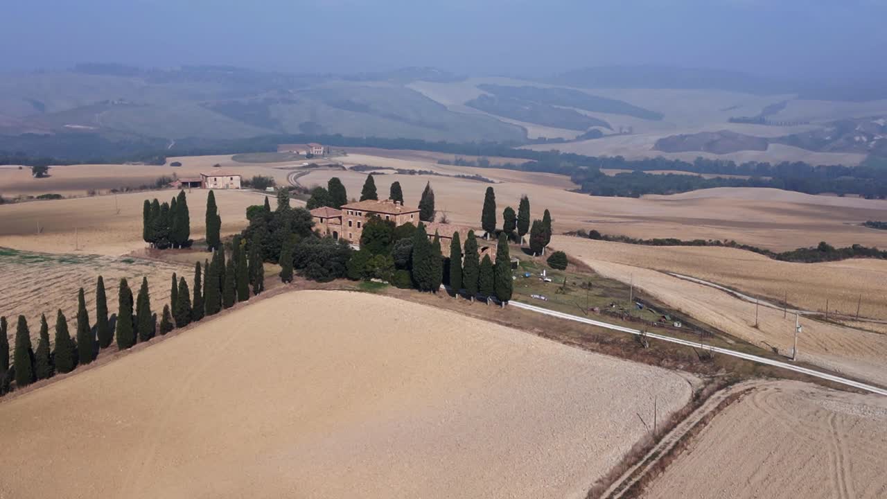 극적인 상공 뷰 비행 아침 안개 토스카니 계곡 이탈리아 가을 23