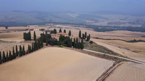 espectacular vista aérea de arriba vuelo niebla matutina valle de la toscana italia otoño 23