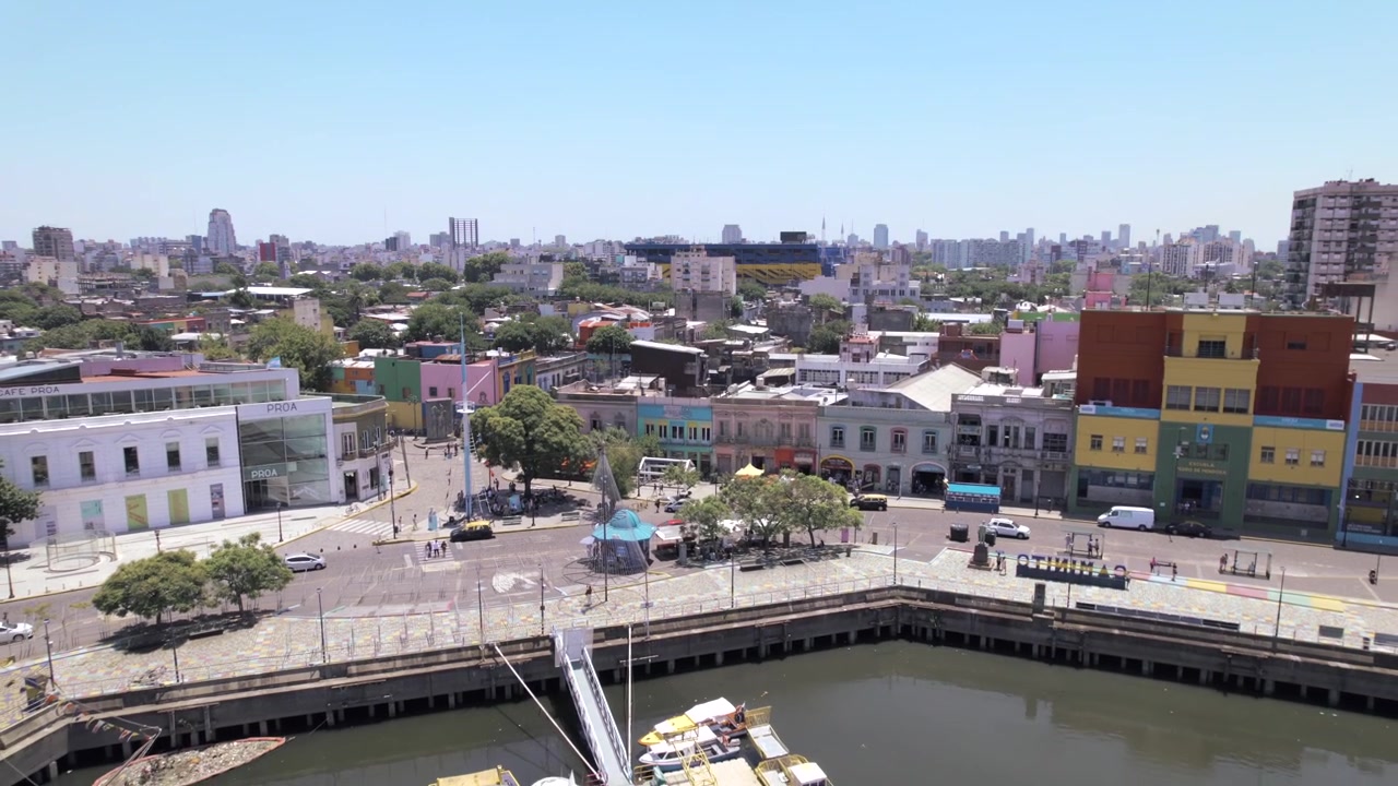 4K Drohnen-Luftaufnahme von Caminito in La Boca, Buenos Aires, Argentinien. Bunte Straßen, historische Gebäude und eine der ikonischsten kulturellen und touristischen Attraktionen der Stadt