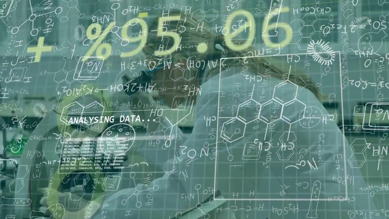 Ricercatore che posiziona un campione su un microscopio, attivando l'HUD, analizzando diagrammi di laboratorio e percentuali che si aggiornano.