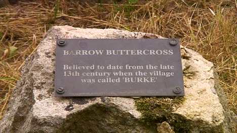 placa que describe la cruz de mantequilla medieval en medio de la aldea de barrow en el condado de rutland en inglaterra, reino unido