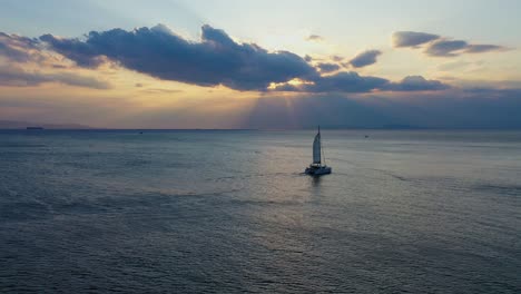 Antena---Crucero-En-Catamarán-En-Vouliagmeni,-Grecia-Al-Atardecer