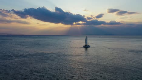 antena - crucero en catamarán en vouliagmeni, grecia al atardecer