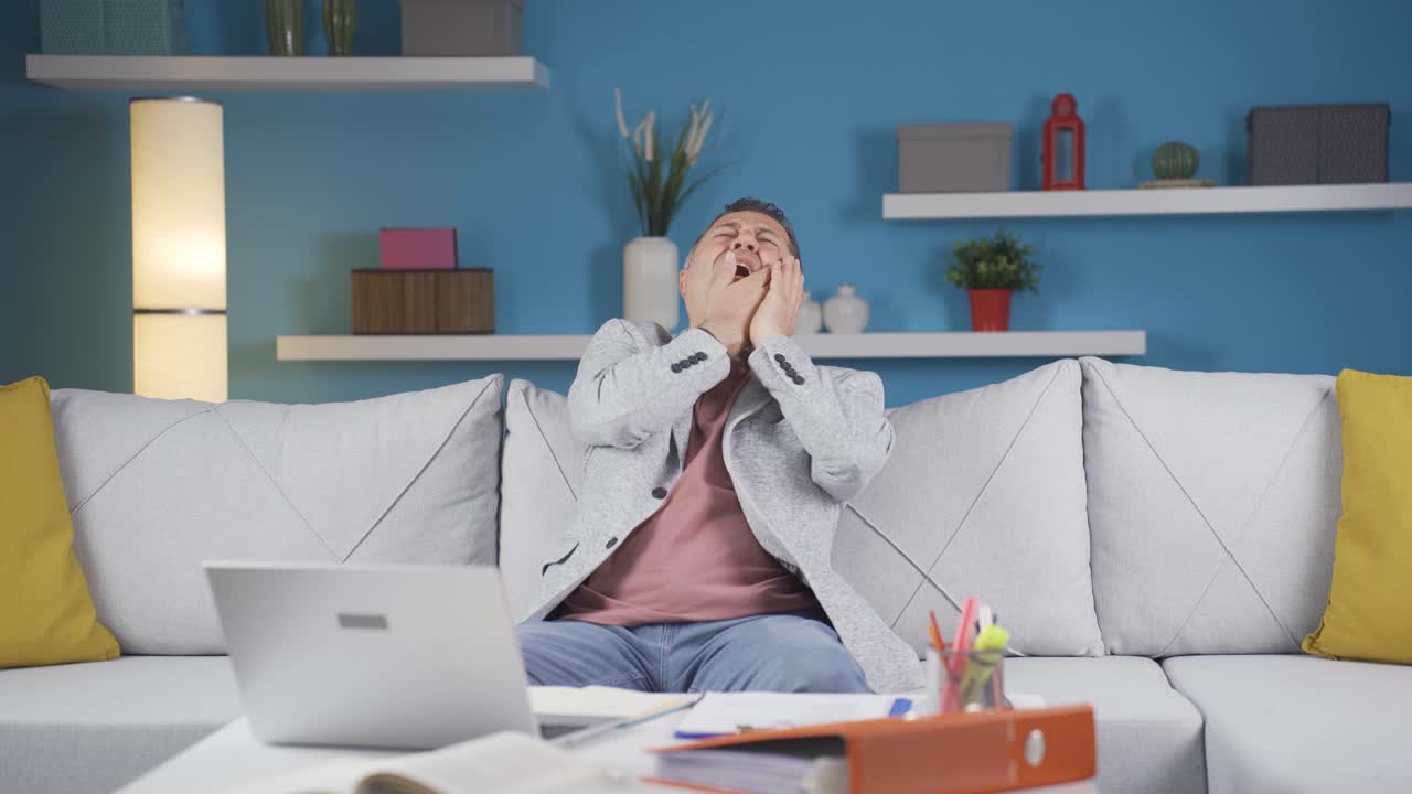 가정 사무실 노동자 남자 치아 통증과 통증.