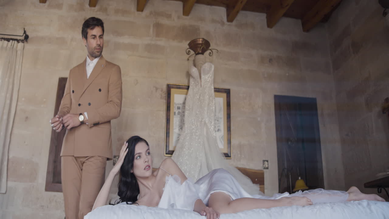 럭셔리 호텔 방에서 결혼 전 사진 촬영