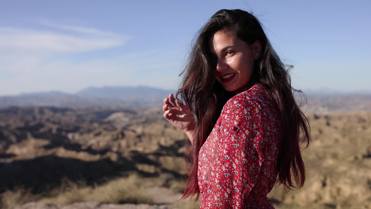 Retrato de uma Mulher Vibrante em uma Paisagem Desértica Ensolarada