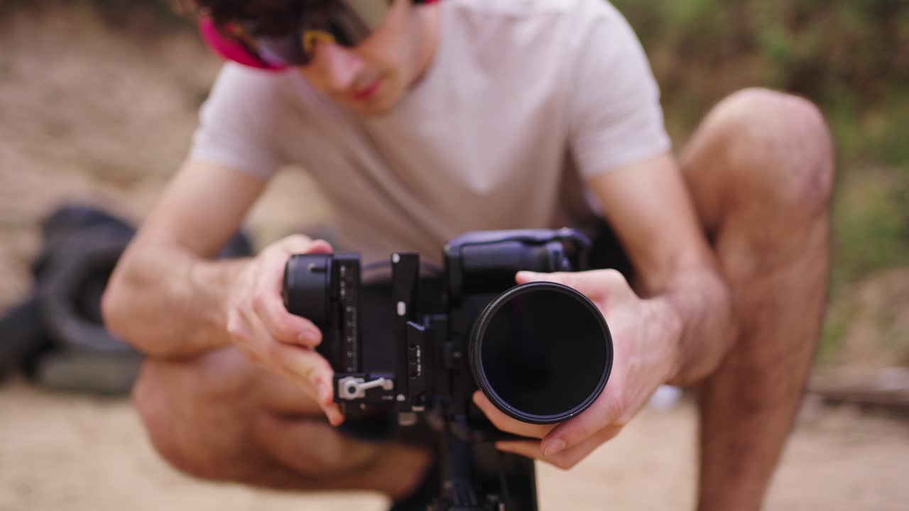 카메라맨은 디지털 카메라를 기 안정 장치에 수직 위치에 부착합니다.