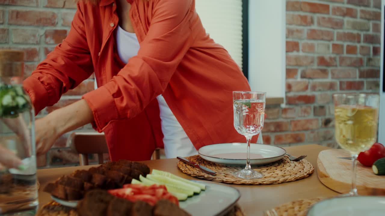 Mujer poniendo la mesa para la cena