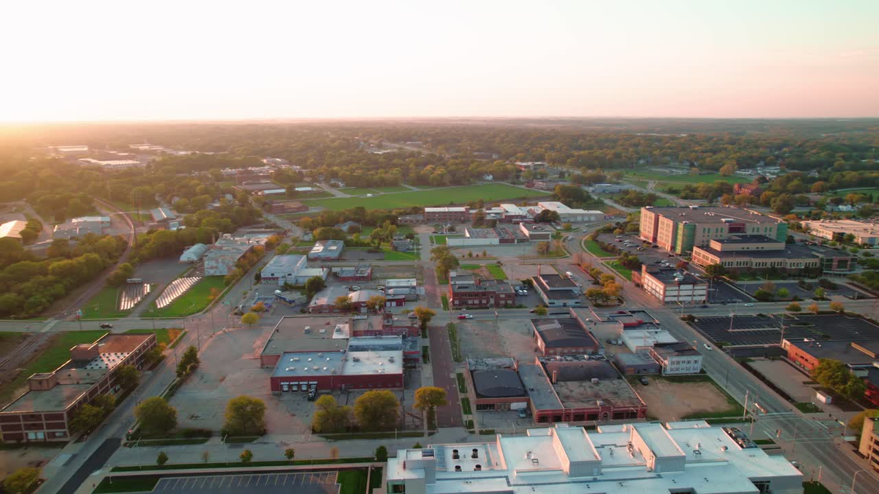 orbita aérea en el atardecer revelando el hermoso centro de rockford illinois de américa