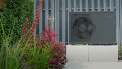 La-Bomba-De-Calor-Para-Calentar-La-Piscina-Está-Montada-En-El-Sitio.-Plantas-Ornamentales-Cercanas.-Tecnologías-De-Ahorro-De-Energía.-Vídeo-4k