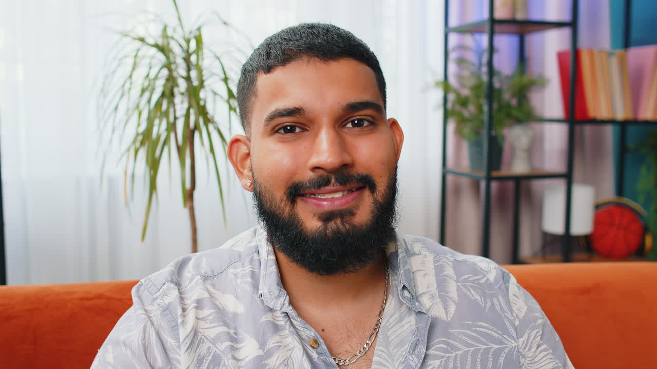 hombre indio feliz sonriendo amigable, expresión feliz, sentirse satisfecho concepto buenas noticias, celebrar la victoria