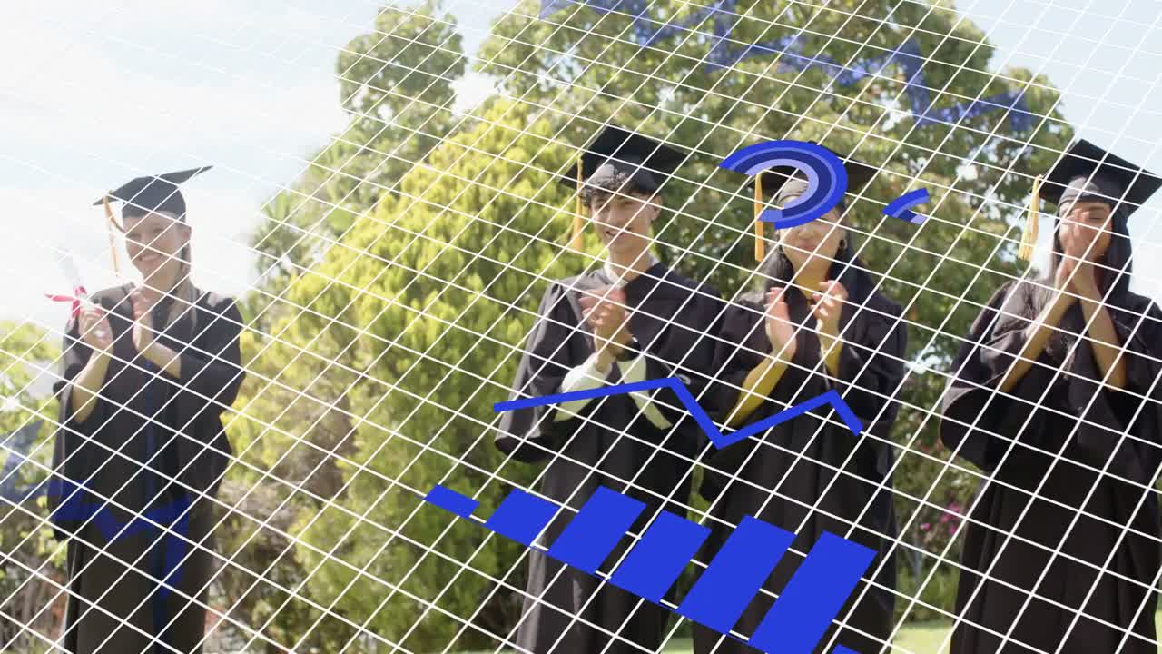 Laureati in piedi su un prato, con un grafico blu che scorre, incitando applausi e il sollevamento di un braccio per la laurea.