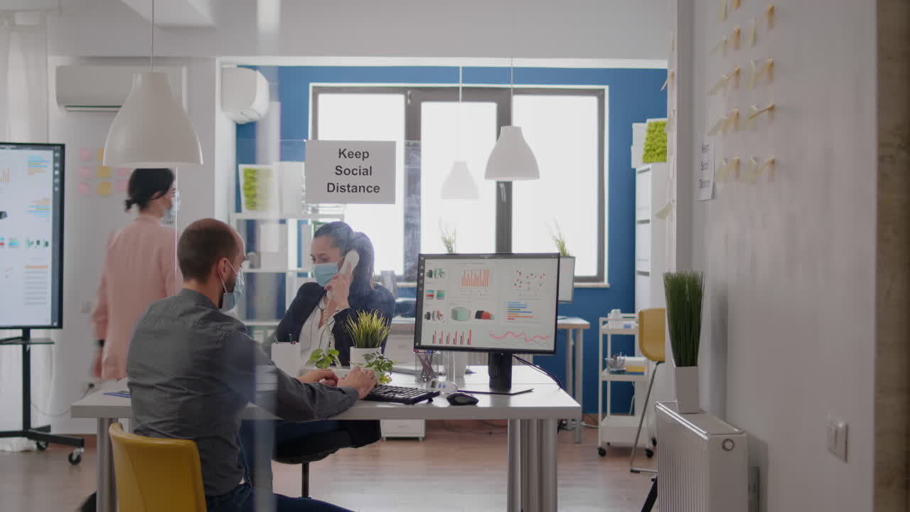 노트북 컴퓨터에서 일하는 보호 의료 얼굴 마스크를 착용한 프리랜서