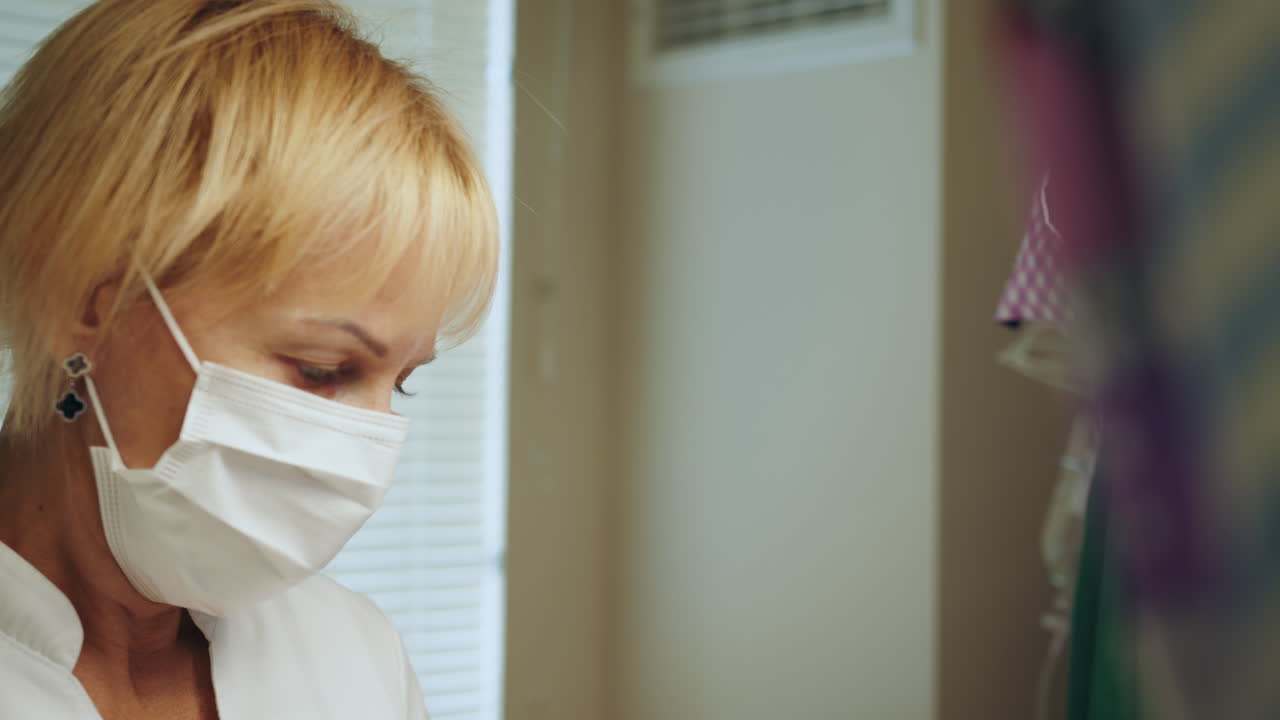 врач в маске в клинике