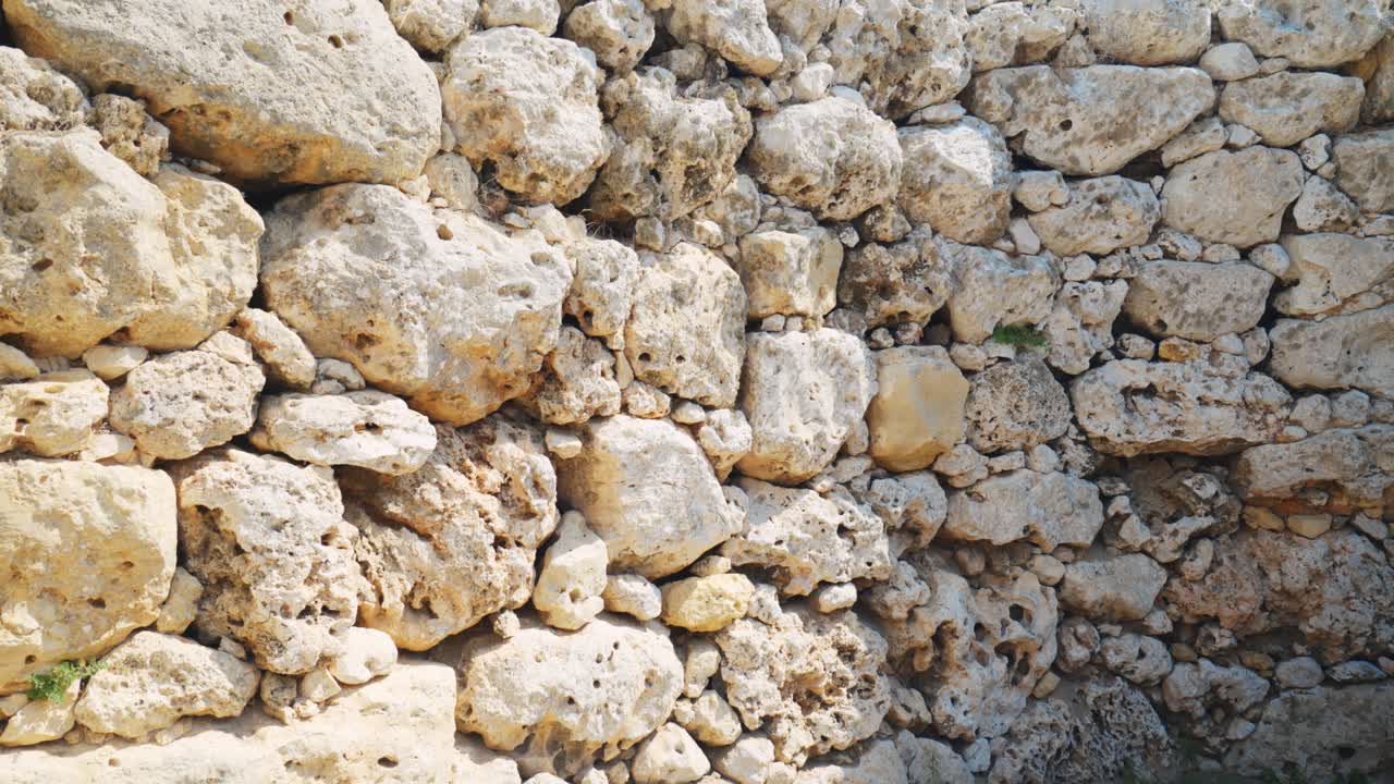 Dettaglio ravvicinato di antiche pietre calcaree presso i Templi di Ġgantija, Gozo, Malta, che mostrano una texture megalitica preistorica.