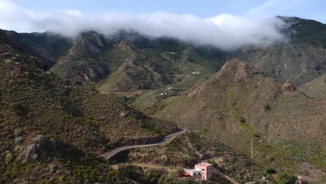 Massive-Wolken-Rollen-über-Hügel-Auf-Der-Insel-Teneriffa,-Luftaufnahme-Des-Majestätischen-Tals