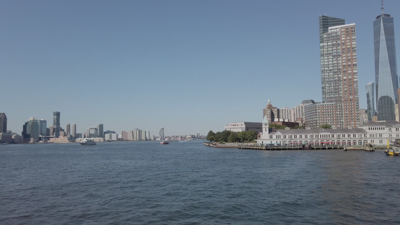 Đoạn phim về hồ nước của Tòa nhà Empire với đường chân trời Manhattan trên nền. Nước phản chiếu khu trung tâm thành phố NYC ở phía trước