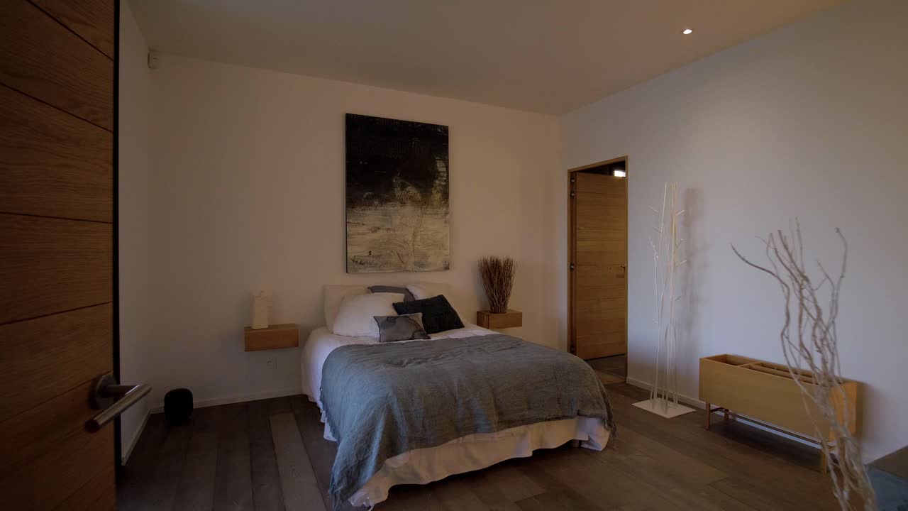 lenta toma de un dormitorio dentro de una villa en usez con un papel pintado del mapa del mundo