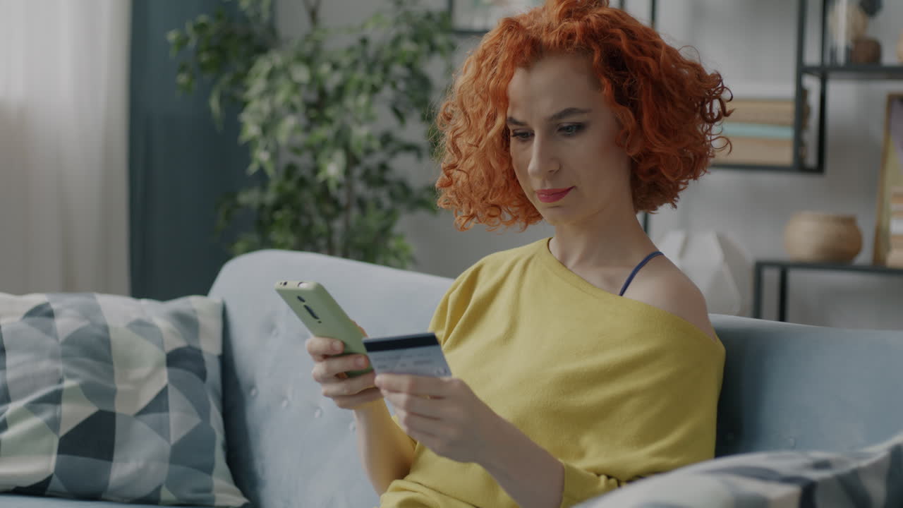Donna che paga online con carta di credito
