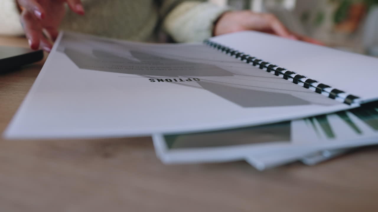 mujer de negocios, trabajando en documentos de la empresa