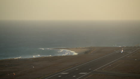 El-Avión-Despega-Del-Aeropuerto