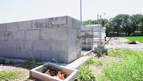 edificio durante la construcción. tiro en verano