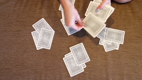 manos experto mezclando cartas de juego en una superficie