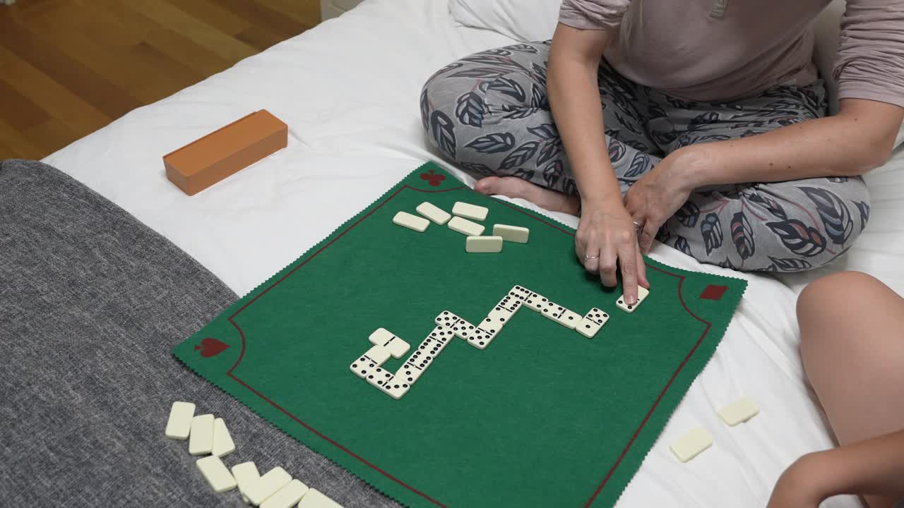 Crianças jogando dominó juntas
