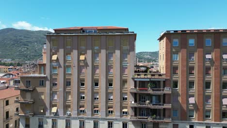 grandes edificios en la spezia, italia