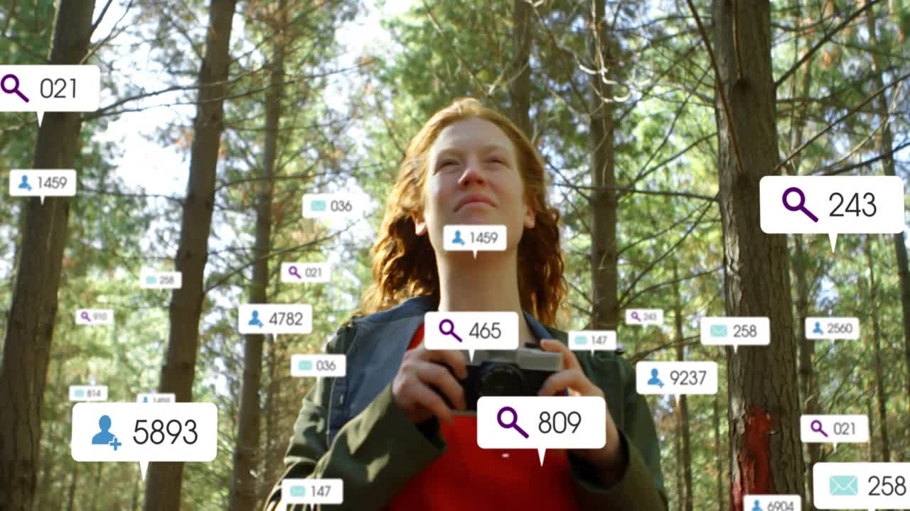 Seorang wanita memegang kamera di hutan, dengan lencana-lencana muncul di tangan dan overlay yang bertumbuh, menunjukkan keterlibatan daring.