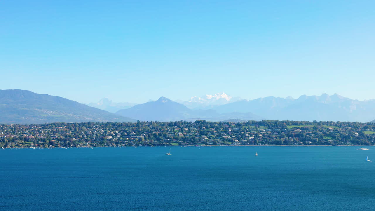 ciudad de colonia en la orilla izquierda del lago de ginebra con mont-blanc en el fondo en suiza