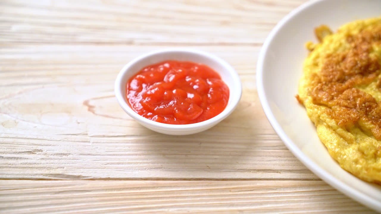 케첩을 곁들인 오믈렛 또는 오믈렛