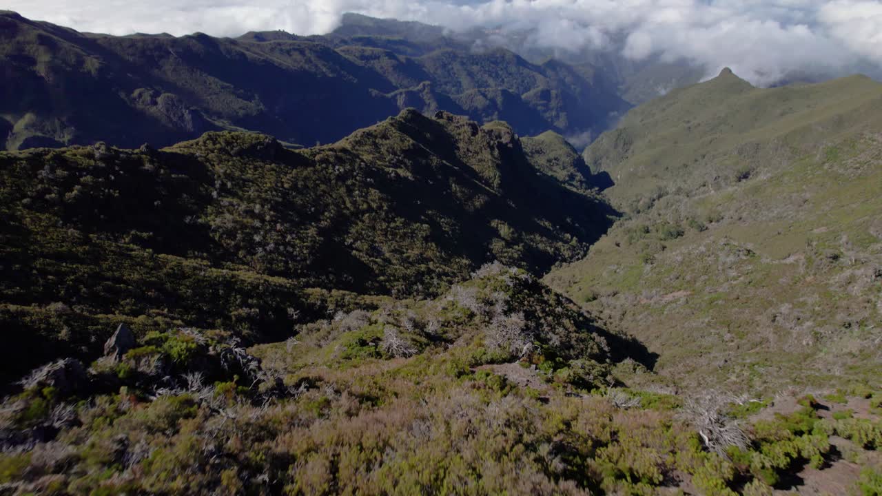 hombre aéreo no tripulado de pie en el borde, roca, niebla podría, montañas, madeira, portugal