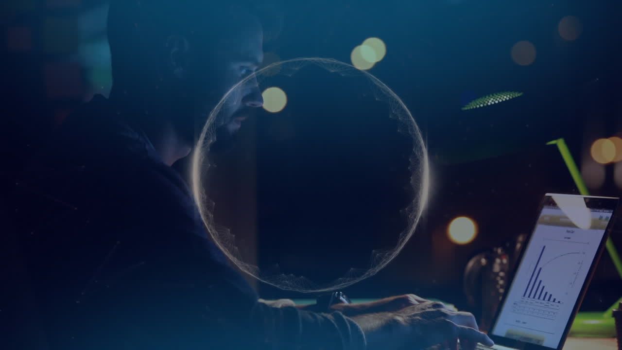 어두운 방에서 노트북을 사용하는 사람과 함께 데이터 처리 영역의 애니메이션