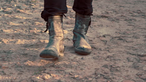 Zapatos-Sucios-Masculinos-Yendo-Por-Un-Camino-De-Arena.-Piernas-Masculinas-Caminando-Rectas.-Piernas-Del-Hombre-Caminando