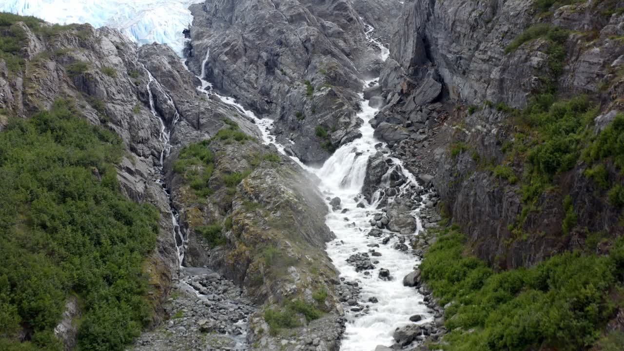 paisaje de cascadas a través de una empinada montaña rocosa en el parque forestal nacional en alaska, ee.uu. durante el día