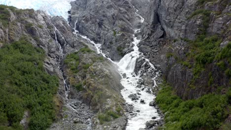 paisaje de cascadas a través de una empinada montaña rocosa en el parque forestal nacional en alaska, ee.uu. durante el día