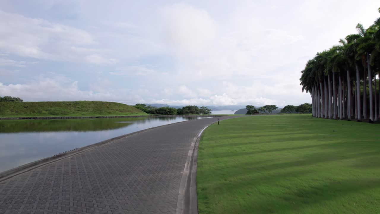 코스타리카의 파파가요 반도 호수에 있는 큰 정원의 앞면 촬영