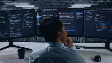 programador trabajando en una sala de servidores