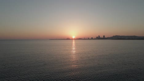 Puerto-De-Contenedores-De-Durres-En-El-Horizonte-De-La-Tranquila-Puesta-De-Sol-Dorada-Del-Mar-Adriático