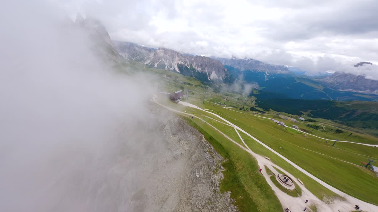 drone fpv volando revelando desde las nubes en la cordillera de la montaña seceda ubicada en las montañas dolomitas, alpes italianos