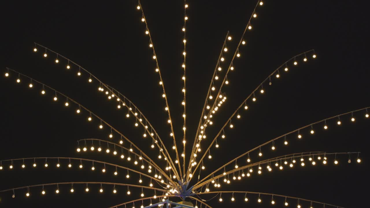 rueda gigante por la noche de colorido con rotación redonda al aire libre st parque de atracciones