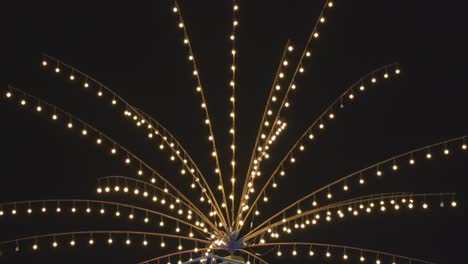rueda gigante por la noche de colorido con rotación redonda al aire libre st parque de atracciones