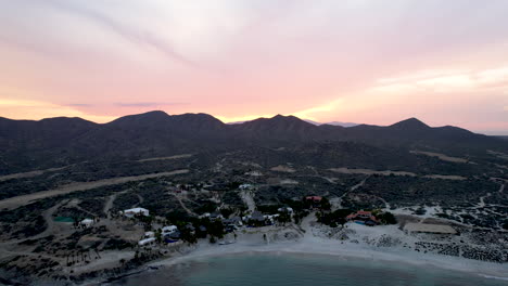 disparo de drones con elevación al atardecer en las playas de baja california sur mexico