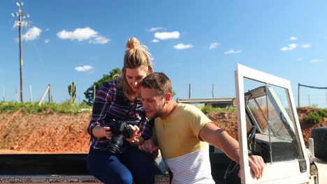 pareja mirando fotos en una cámara digital 4k