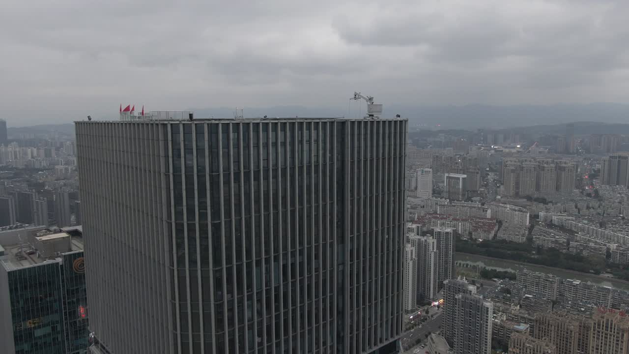 финансовая улица в фучжоу, китай в дождливые дни