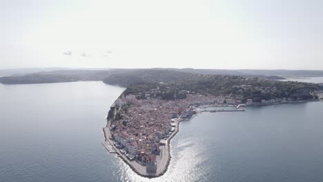 video con vista de pájaro del faro de la ciudad de piran en eslovenia, con la iglesia de fondo